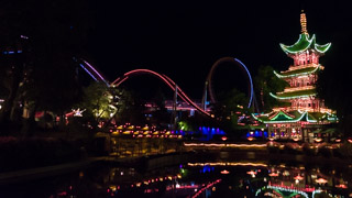 Dæmonen, les montagnes russes du Parc d'attractions Tivoli vues de nuit, Copenhague, Danemark