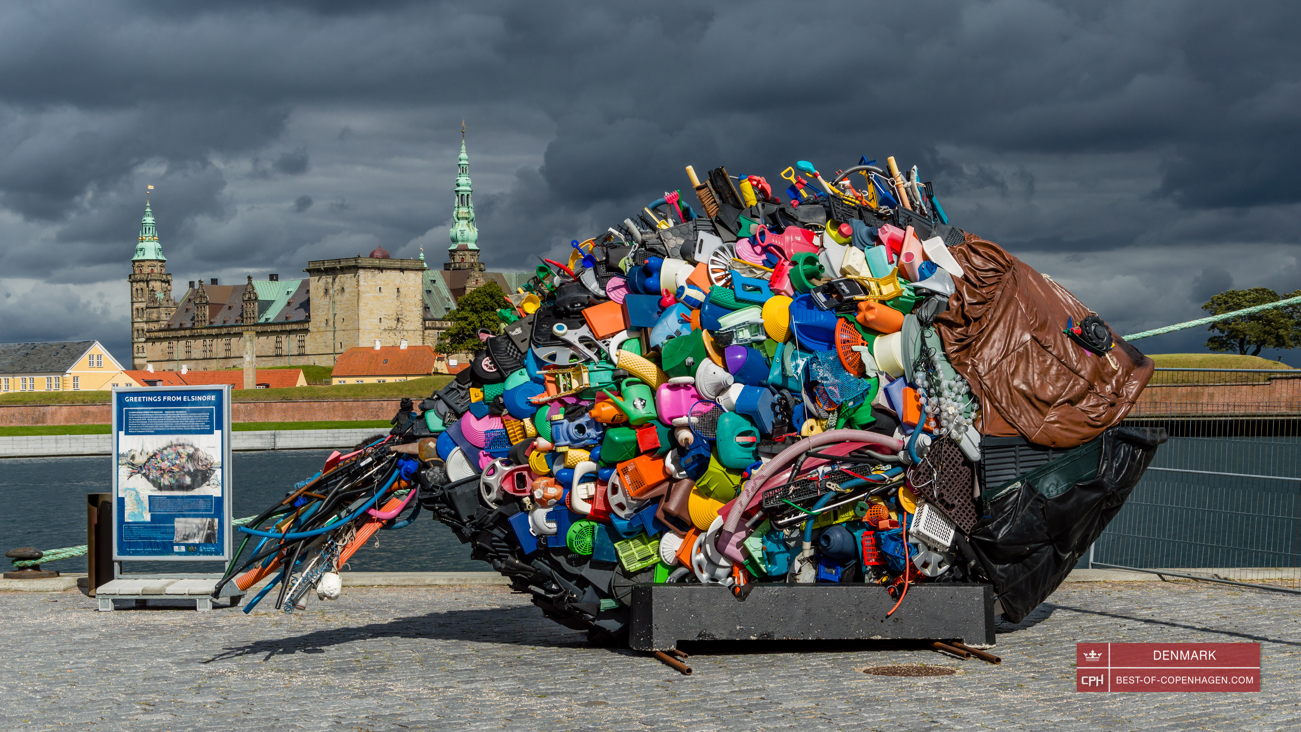 Besugo Dorado con elementos reciclados cerca del Castillo Kronborg en Elsinore (Helsingør), Cerca de Copenhague, Dinamarca