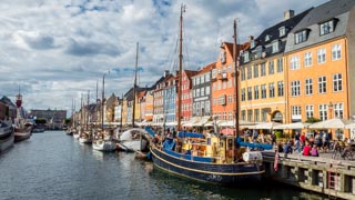 Nyhavn e le sue case dai colori vivaci, Copenaghen, Danimarca