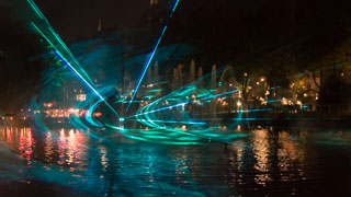 Show cu lasere pe lacul din parcul Tivoli, Copenhaga, Danemarca