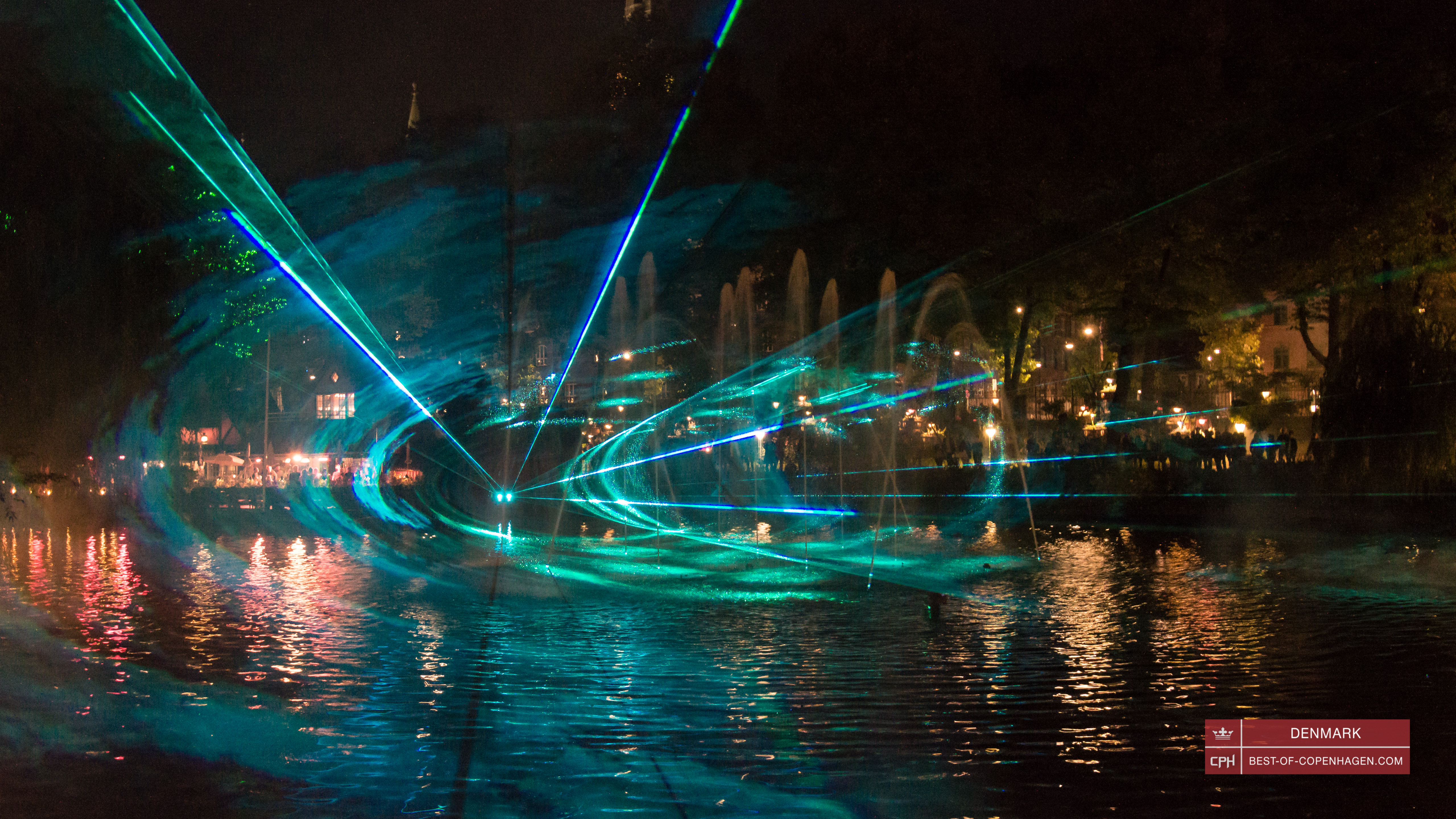 Show cu lasere pe lacul din parcul Tivoli, Copenhaga, Danemarca