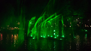 Laser show sul lago nel parco Tivoli, Copenaghen, Danimarca