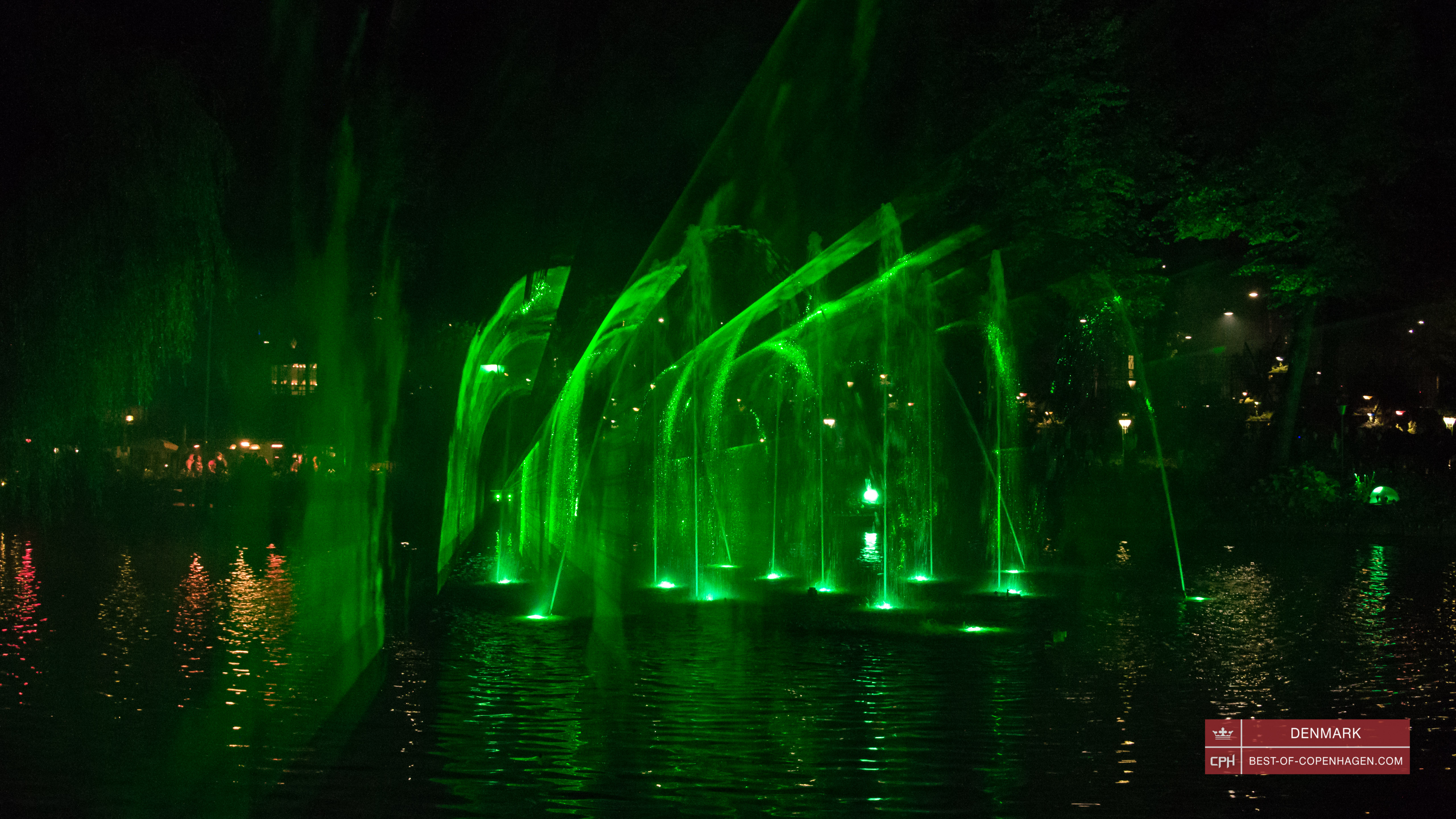 Лазерное шоу на озере в парке Тиволи, Копенгаген, Дания