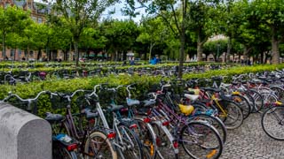 Bicyclettes dans le parc près de la station de Lund, Suède